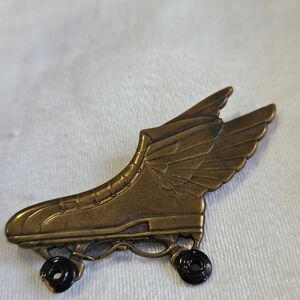 Winged Roller Skate Pin - Brass Tone